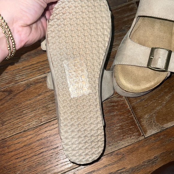 NWOT Women’s Outwoods Beige/Tan Double Strap Platform Sandal with Bronze Studs - Picture 4 of 7